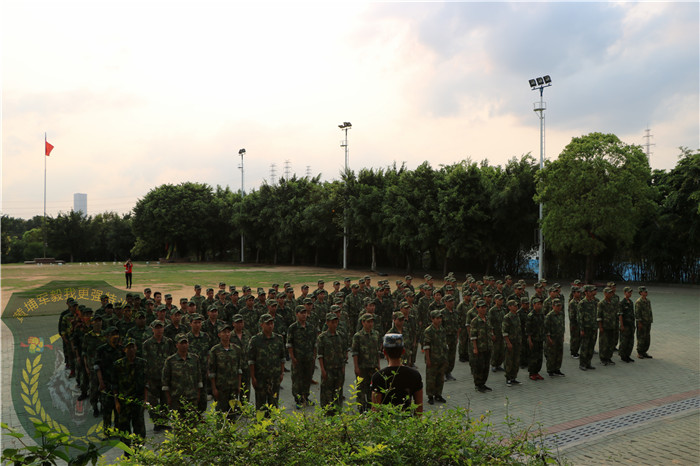 廣州喜洋洋便利店有限公司128人到黃埔軍校青少年訓練基地進行魔鬼訓練